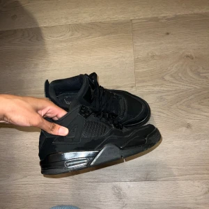 Jordan 4 - Säljer mina Jordans i bra skick. De är lite blöta på bilderna därför ser de lite fläckiga ut. 