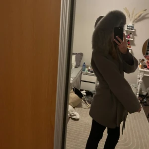 Päls kappa Xs - Säljer nu min fina pälskappa med äkta pälsluva i storlek Xs men sitter mer som en S. Använd en vinter och har inga deffekter 