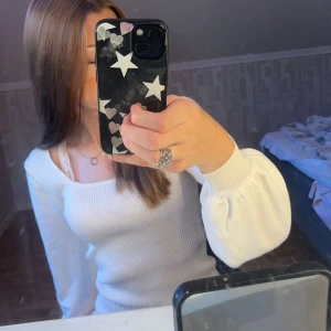 vit ribbad tröja från vero moda - en vit väldigt fin tröja ifrån vero moda, strl xs, använd få gånger. kom privat för frågor eller fler bilder💕