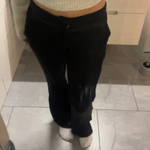 low rise satin byxor - Satin byxor från Gina tricot 