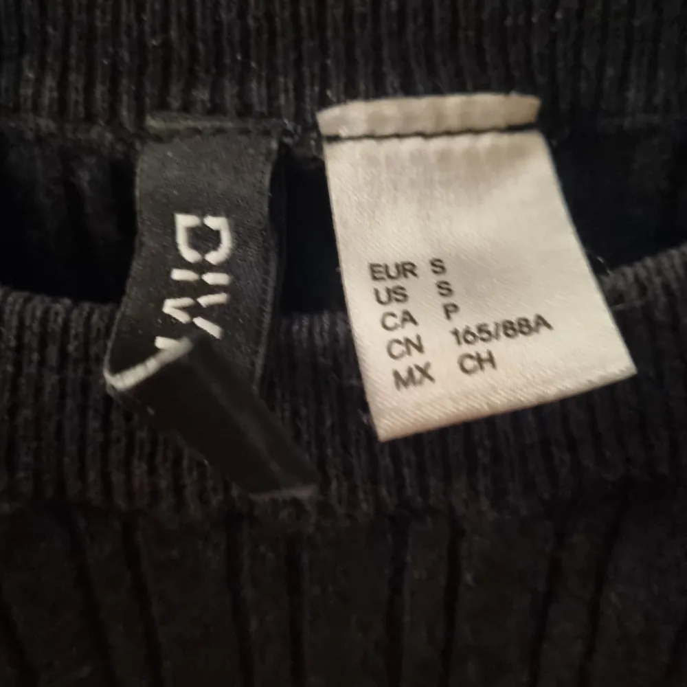 Tight ribbad t shirt, sitter superfint på kroppen och lite croppad. T-paidat.