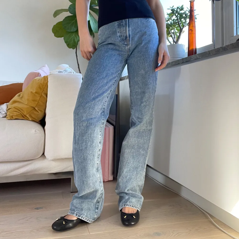 Säljer dessa super snygga högmidjade jeans i jättefin blå färg. De är i storlek 25 och är köpta från bikbok, superfint skick och använda max 2 gånger. 💞Jag är 169 cm btw!. Jeans & Byxor.