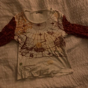 Vit och röd topp med kartmönster från s.Oliver - säljer en väldigt fin topp från s.Oliver i storlek 38!! lite tidigt 2000-tal stil :)