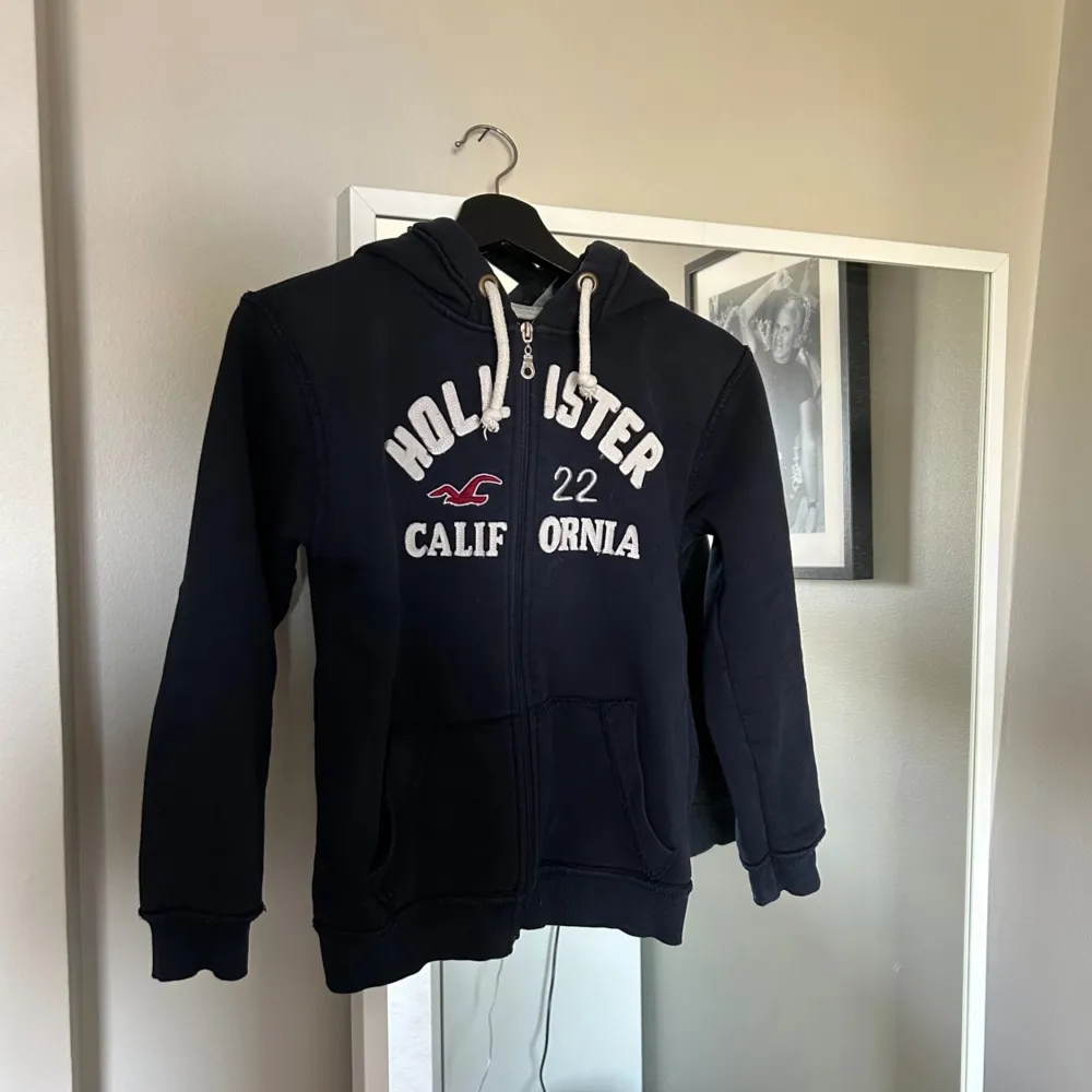 Jättefin zip hoodie från Hollister  Storlek 152-158 men passar bra på mig som är ca 162 Hör av dig vid minsta möjliga fråga 😁 Mvh Vincent . Hoodies.