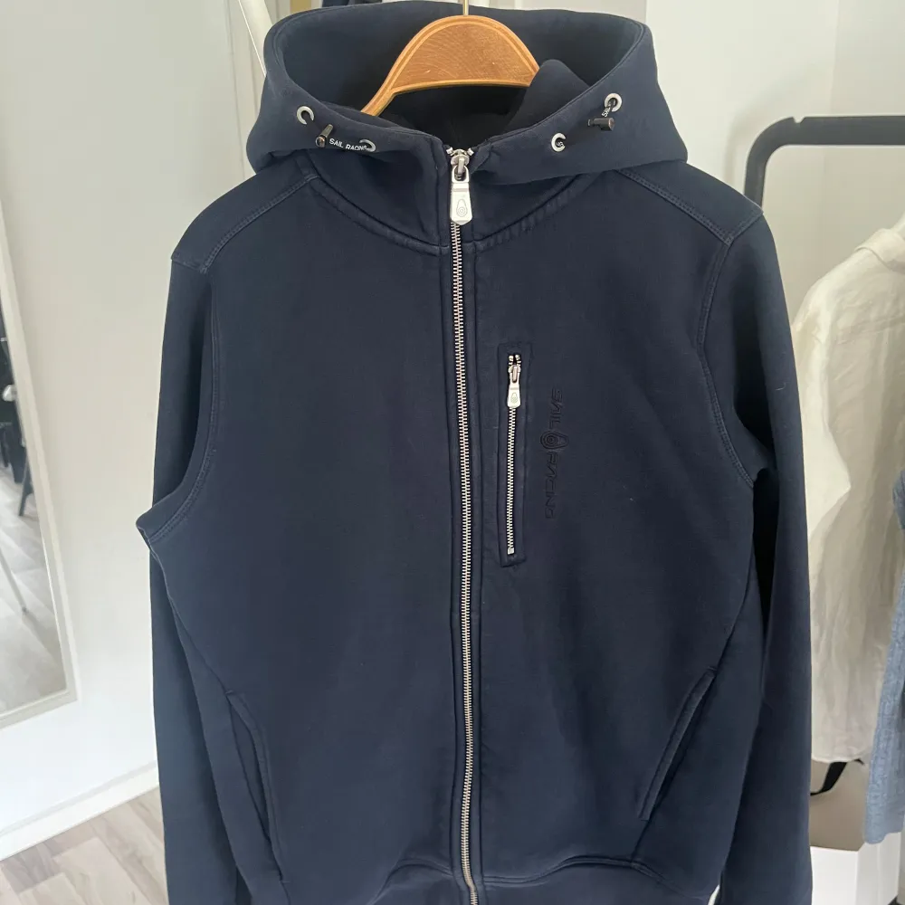 • Mörkblå SAIL RACING         Hoodie i storlek XS • 10/10 Kvalite • Köpt på NK Göteborg • Nypris 1599 kr. Hoodies.