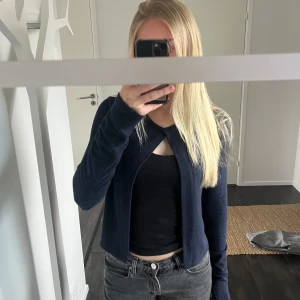 Stickad kofta  - Säljer min stickade mörkblåa kofta i strl S från Gina Tricot då den inte kommer till användning och passar inte min stil. Bra skick, köpte i vintras, använt ca 2-3 ggr . Pris kan diskuteras 