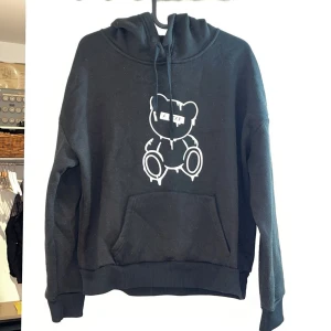 Hoodie  - Svart hoodie som inte används längre, nopprig men skön. Storlek M men mindre i storleken så passar även S och nog också XS