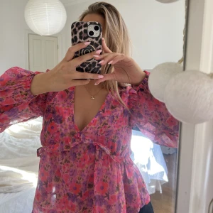 Blus - Jättefin blus i storlek S från Bikbok! Använd ca 2 gånger, skriv för fler bilder. Klicka gärna på köp nu om ni vill köpa!🥰