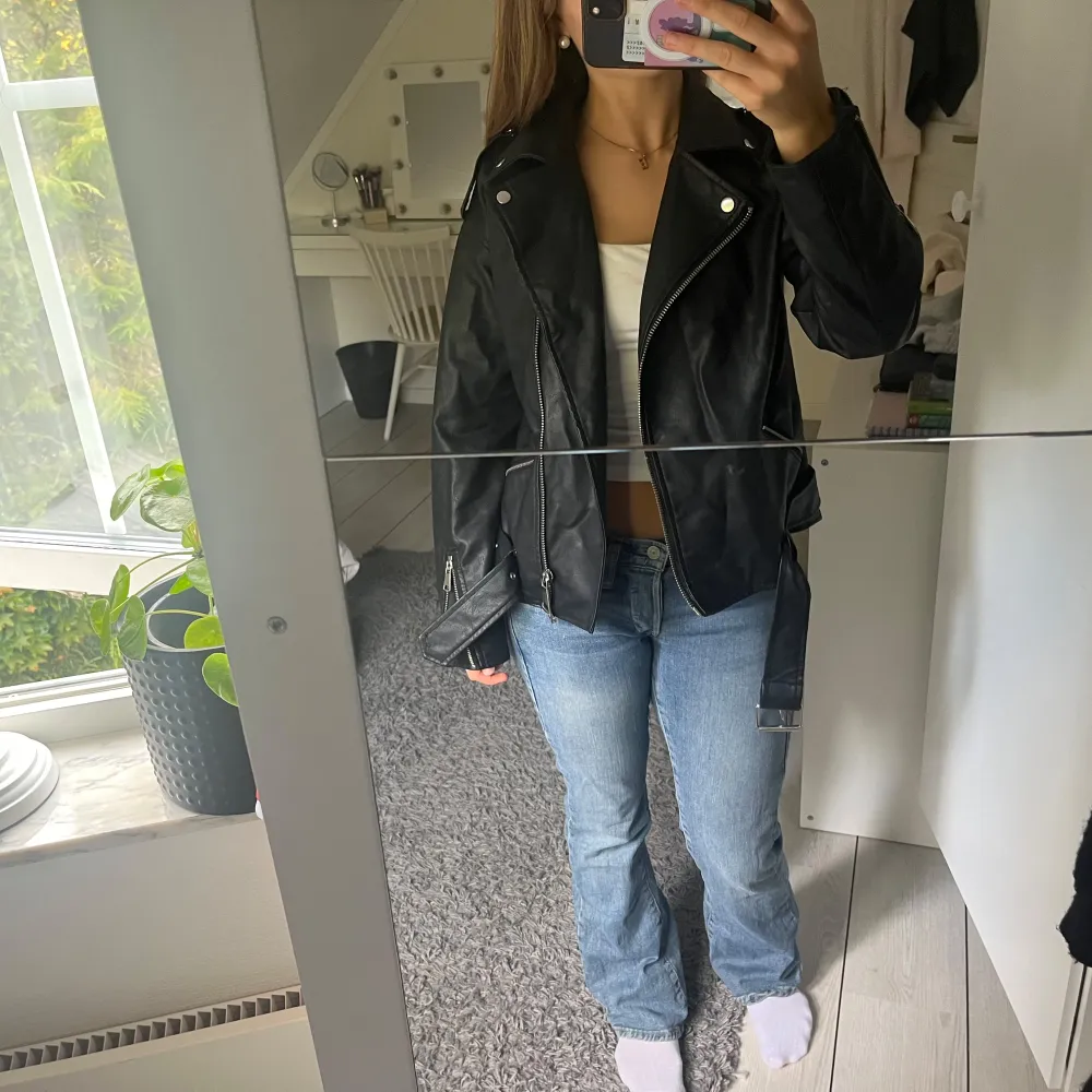 Skinnjacka från missguided. Storlek xs men passar även lite större än xs då den är overzised. Takit.