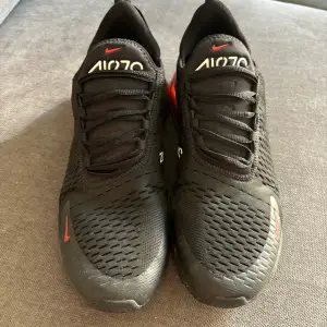 Säljer dessa Nike Air Max 270, skick(9/10) Storlek 46 men passar även 45. Skriv för funderingar! Pris kan diskuteras Mvh