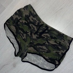 Camouflage shorts - Camouflage shorts. Säljer för att de aldrig har kommit till användning 