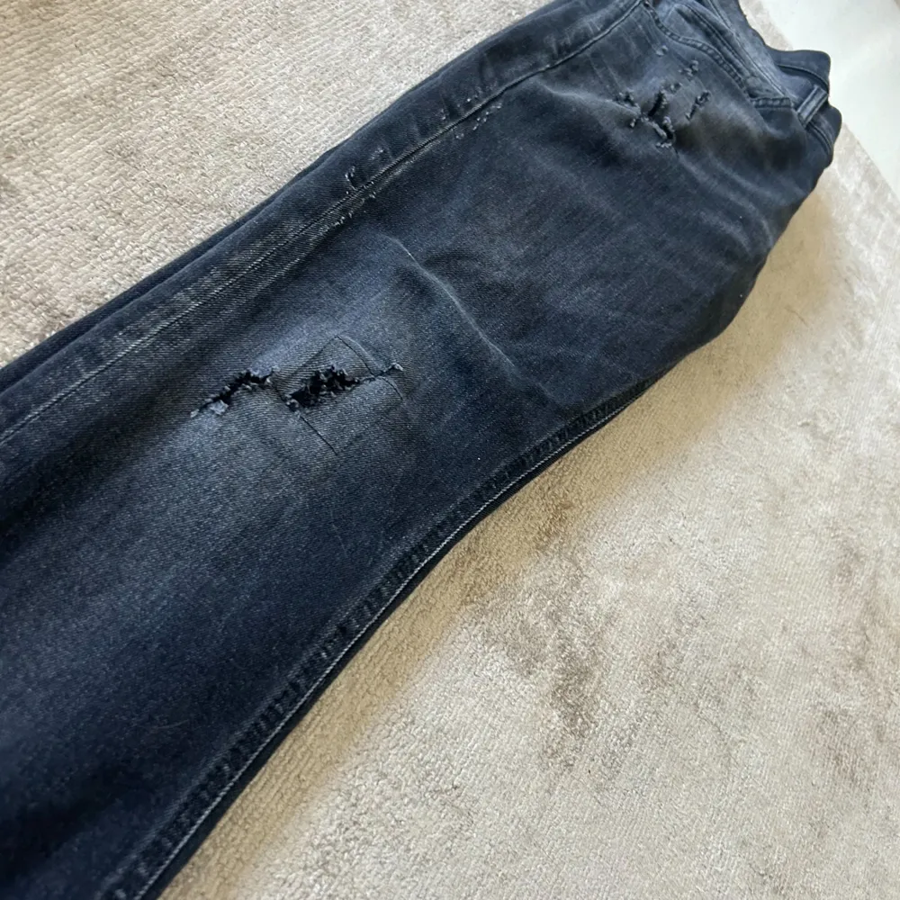 Säljer ett par tvär feta dondup jeans  Skick 9,5/10 W 30. Nypris 3500kr Säljer för 1050.. Jeans & Byxor.