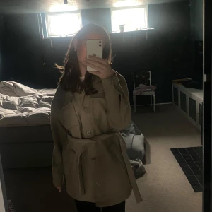 Höstkappa🍁🍂 - En beige kappa ifrån BikBok i storlek XS men passar även som S. Kappan har fickor, knappar och knytband. Perfekt nu till hösten då man får plats med en tjockare tröja under. Skicket är ganska bra! 