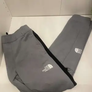 gråblåa The North Face mjukisbyxor i skick 5/10 i storlek S (hoodien till byxorna finns i min Plick profil) det skador/defekter på byxorna är fläckar längst ner på benet (allt syns på bilderna)  Ny pris 799:- mitt pris 379:- 