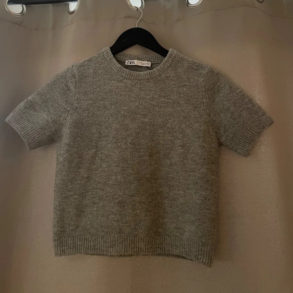 Säljer min  stickade t-shirt från zara köpt i april, använd endast 3 gånger. Sitter bra i storleken och är en S. Skriv privat för fler bilder/frågor❤️. Tröjor & Koftor.