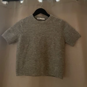 Zara stickad t-shirt - Säljer min  stickade t-shirt från zara köpt i april, använd endast 3 gånger. Sitter bra i storleken och är en S. Skriv privat för fler bilder/frågor❤️