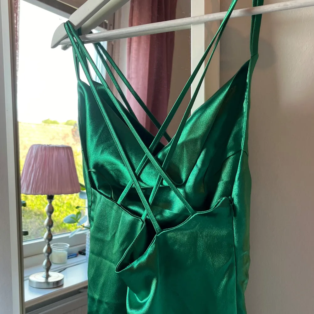 En grön långklänning som aldrig kommit till användning 💚 perfekt till balen 🤩 Från Boohoo i storlek 34💚  Originalpris 38 Euro 💚. Klänningar.