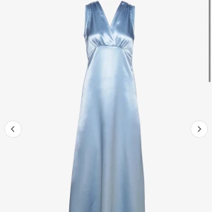 Långklänning  - Långklänning i satin från Vila i storlek 36. Köpte för att använda till balen, men använde en annan istället så denhär är aldrig använd. Nypris 600. Skriv privat för frågor eller fler bilder🥰