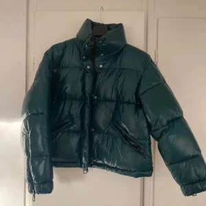 Mango jacka - Säljer denna vinterjacka från mango❤️hör av er vid frågor, i princip oanvänd❤️