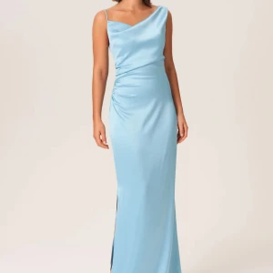 adoore klänning  - Säljer min balklänning från Adoore. Endast använd 1 gång, därav väldigt bra skick. 