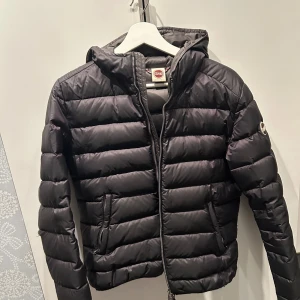 Colmar jacka - Äkta colmar jacka som är perfekt till vintern då den alltid håller värmen men inte ser så stor ut🥰inga slitningar förutom ett litet hål på inner armen vilket inte syns❤️storlek 44 svensk 38 men passar även mig som har 36🤍nypris: ca 4500kr🥰