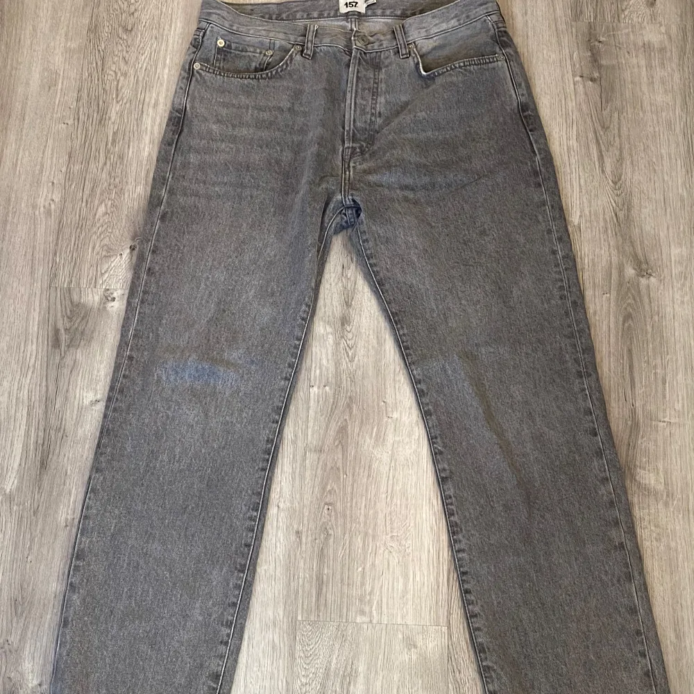 Säljer ett par helt nya gråa jeans (regular fit) från lager 157, 32 WIDTH & 32 LENGTH, då dom inte passade mig. Är personligen 185. Org pris: 500 :- 🎶. Jeans & Byxor.