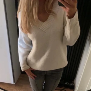 V ringad stickad tröja❤️ - Jätte gullig stickad tröja som tyvär inte kommer till användning längre❤️inga defekter storlek small.