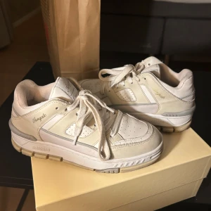 Area Axel Arigato  - • Köptes för ett halv år sen, 7/10 skick.  • Har kvitto, påse och box!  • Har endast fläckar som går att få bort, samt kan skosnörena tvättas. Alltså kan bli 10/10 med lite vård.