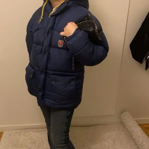 Mörkblå fjällräven jacka - Jag har inte andvänd den en enda gång. Den är i nytt skick, Original pris: 7000kr. Pris går absolut att diskuteras!❤️🤗