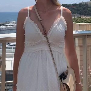 Vero Moda sommarklänning  - Knälång klänning från Vero Moda, har använt 1 gång när jag va i Monaco. Storlek xs 