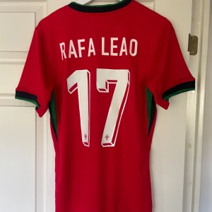Rafa Leao fotbollströja Portugal  - Helt ny reprint av Portugal med Rafa Leao på rygg. Storlek Medium 