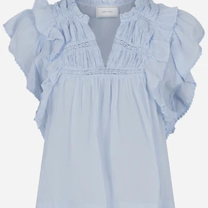 Neo noir blus - Supersnygg blus från neo noir i färgen light blue 🩷Aldrig använd och har prislappen kvar 🩷  Nypris 599 kr