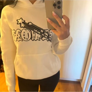 Demont hoodie strl XS - Vit hoodie, knappt använd.