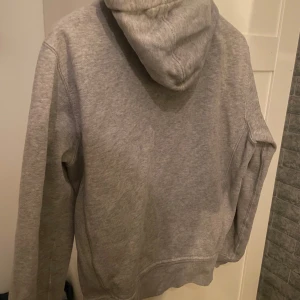 Ralp lauren hoddie  - Säljer en Ralph lauren hoodie i bra skick storlek s skriv vid funderingar.två små hål vid slutet av båda armarna 