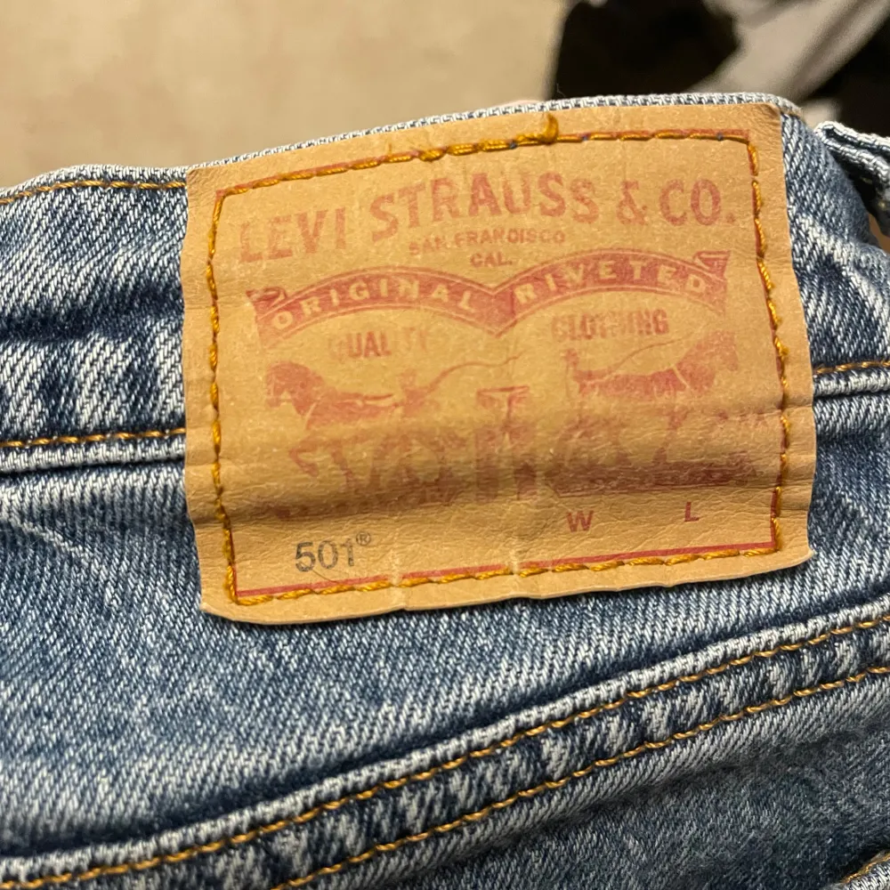 Säljer ett par klassiska Levi's 501 jeans i blå denim. ☺️ De är högmidjade och har en straight passform, säljer pgr av att det ej är min stil och lite små! Men jätte fina 🥰. Jeans & Byxor.