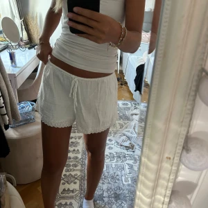 Shorts  - Söta vita shorts ifrån zara i storlek M, aldrig använda! 