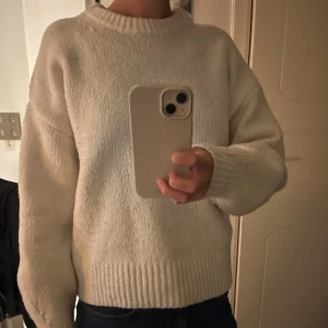 Stickad tröja  - Säljer denna vita stickade tröjan från bik bok💓💓💓💓💓