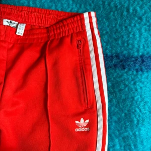 Retro Adidasbyxor  - Röda Adidasbyxor❣️🤍 Kan mötas upp i Stockholm!