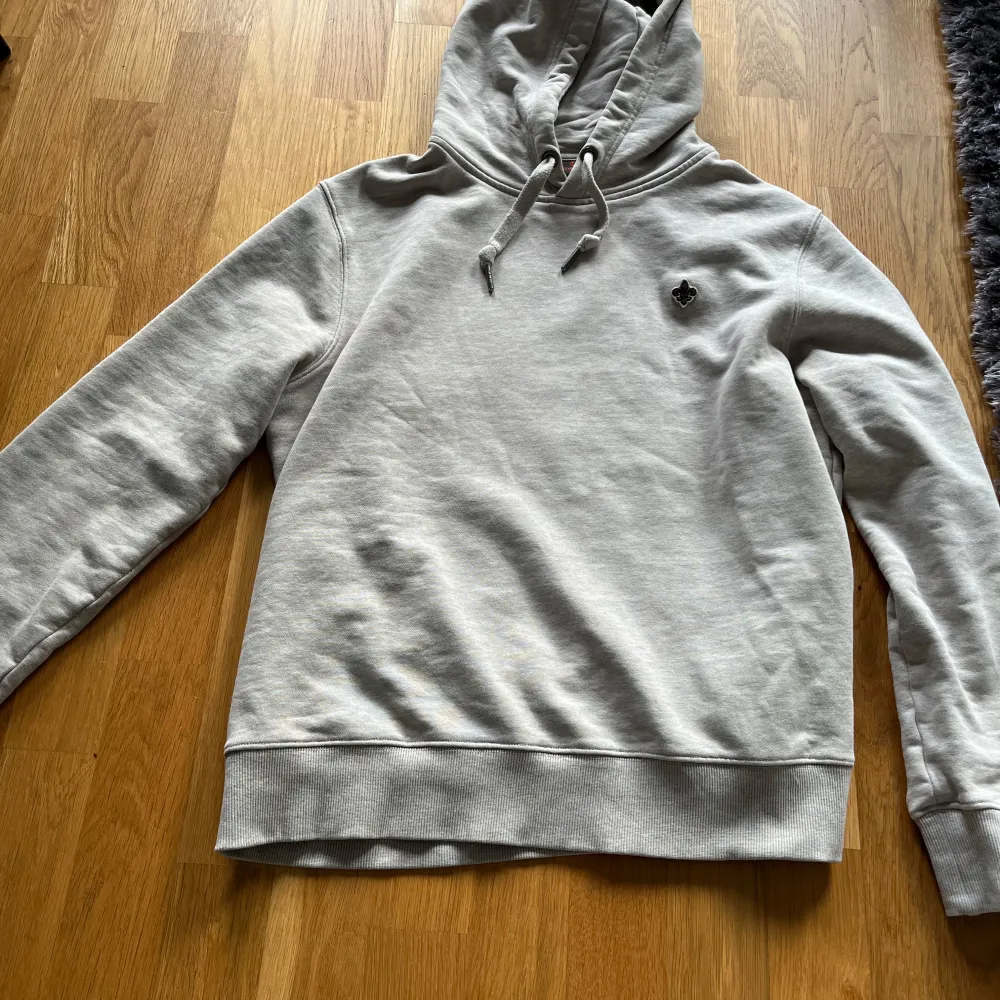 Säljer denna sjukt snygga Morris hoodie i storleken S. Färgen är väldigt fin och skicket är 9/10, använd få gånger. Nypris är 1699. Öppen för byten mot en Ralph lauren hoodie eller Morris hoodie i storlek XS/S! /// LC💸💸. Hoodies.