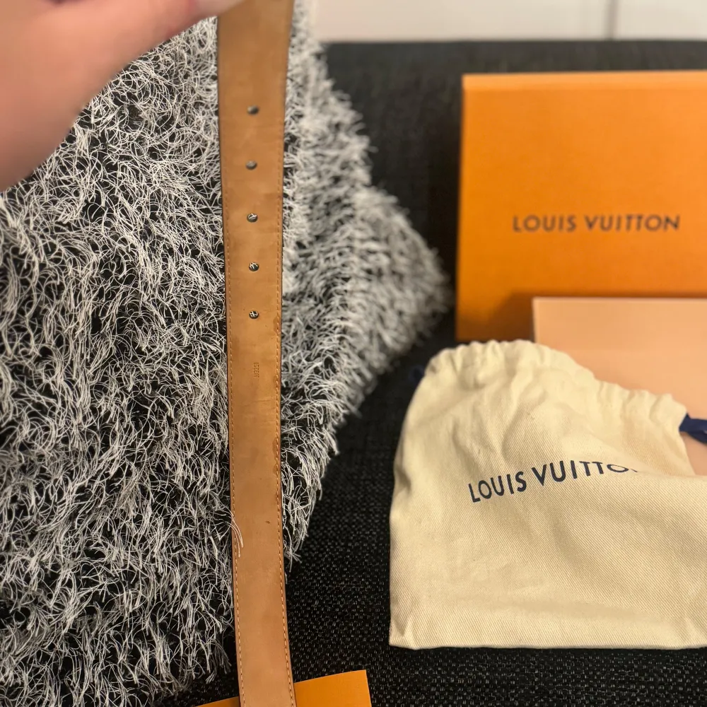 Louis Vuitton bälte ”Mini 25mm 80 cm”. I mycket bra skick. Köpt i Köpenhamns LV-butik för 2354dkk, motsvarande ungefär 3300-3400 svenska kronor. Säljer för det passar inte längre min stil. . Asusteet.