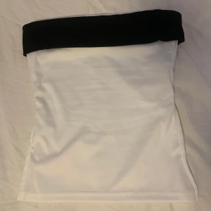 Tubtopp med slits - Helt ny Tubtopp med slits på båda sidorna, formar kroppen superfint och har ett väldigt skönt tjockare material , perfekt nu när det blir kallare ute 🥰 toppen är från shein och nypris är 70 kr 