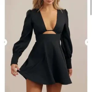 Klänning chiquelle - Säljer denna klänning från Chiquelle som är helt slutsåld och i fint skick!! Skicka ett meddelande för bilder🩷