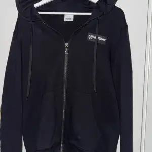 Tja säljer nu en full zip burberry, helt ny aldrig använt st S, säljer den för 1700kr men tar byten mot grå burberry hoodie.