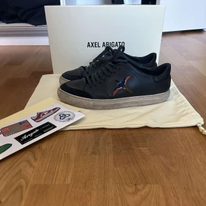 Axel Airgato Skor  - Axel Arigato skor   Nypris: 2400 kr.  Storlek 42. Lite defekter på skorna men ändå bra skick Köpta i Axel Arigato butiken i Stockholm. Box ingår samt klistermärken.  