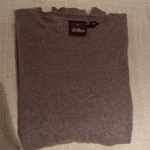 Stickad tröja - Oscar Jacobsson  - Säljer en riktigt fet tröja ifrån Oscar Jacobsson i storleken M🤩 tröjan är i fint skick och det är en Kashmir blandning. Pris kan diskuteras vid snabb och smidig affär ✅