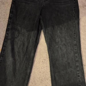 Svarta jeans Gina tricot - Svarta jeans Gina tricot, nyskick i straight model