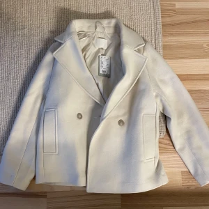 Vit kort kappa - Vit kort kappa/kavaj från H&M, aldrig använd där av prislappen kvar. Strl S🫶🏻🩷