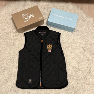 Helt ny Morris väst - Tja säljer denna helt nya eftertraktade Morris västen. Perfekt skick då den är helt ny. Storlek m men passar även s skitbra. Nypris 2000:- kr. Vid intresse skriv till mig!