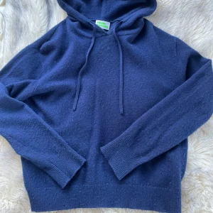 Kashmirhoodie - Jättefin hoodie i 100% kashmir från From Future. Lite hål på ena ärmen, se bild 3. Verkligen inget man lägger märke till