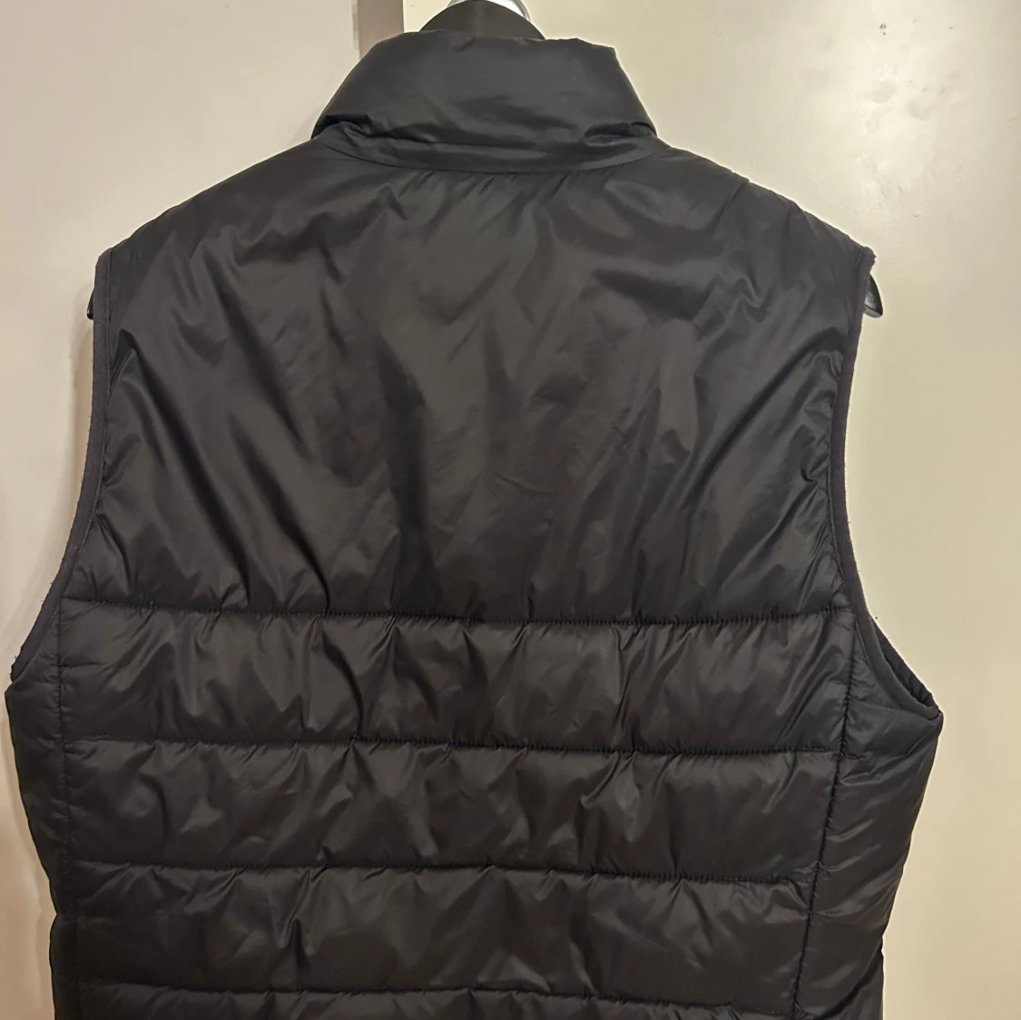 Svart dunväst med broderad logga från lyle and scott. - 90